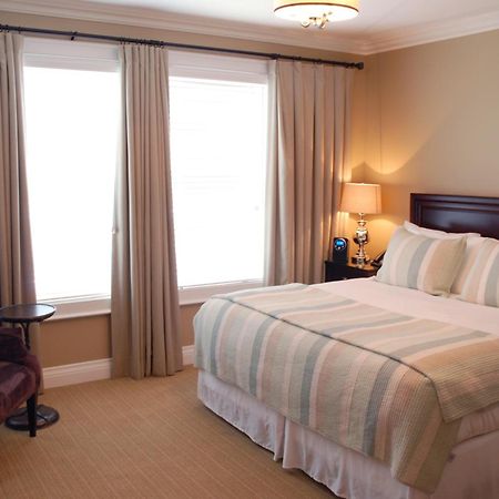 124 On Queen Hotel & Spa Niagara-on-the-Lake Kültér fotó A bedroom at the Inn