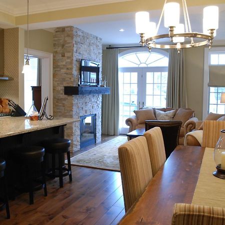 124 On Queen Hotel & Spa Niagara-on-the-Lake Kültér fotó A modern open-plan kitchen and dining room