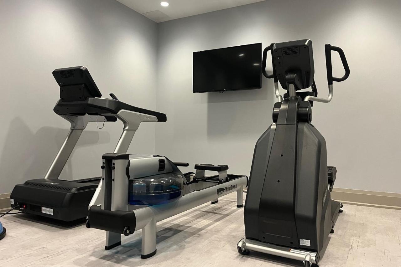 124 On Queen Hotel & Spa Niagara-on-the-Lake Kültér fotó A treadmill and elliptical trainer