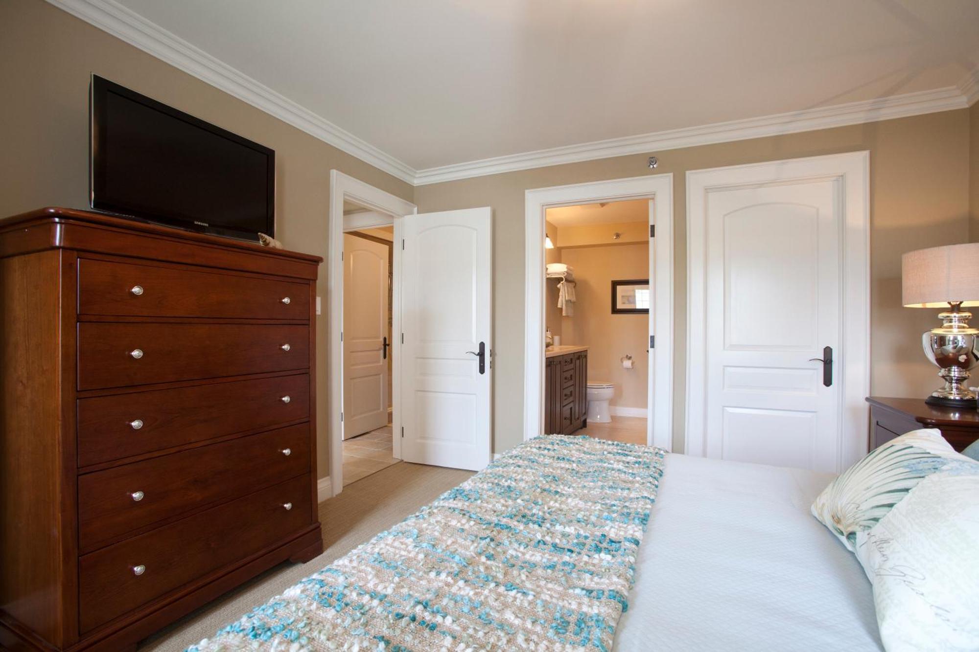 124 On Queen Hotel & Spa Niagara-on-the-Lake Kültér fotó A bedroom with a carpet