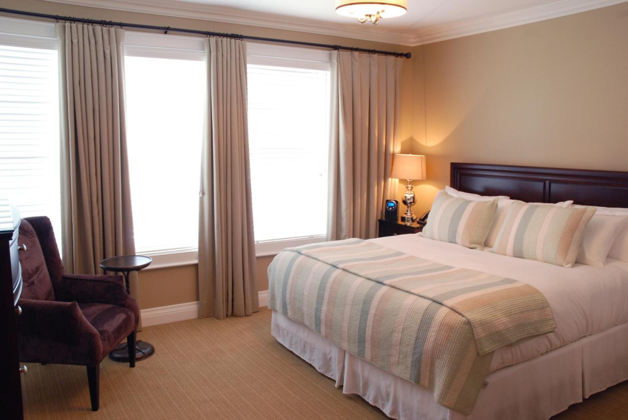 124 On Queen Hotel & Spa Niagara-on-the-Lake Kültér fotó A bedroom at the Inn