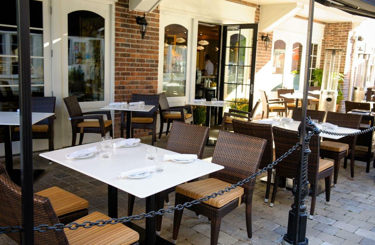 124 On Queen Hotel & Spa Niagara-on-the-Lake Kültér fotó The patio at the restaurant