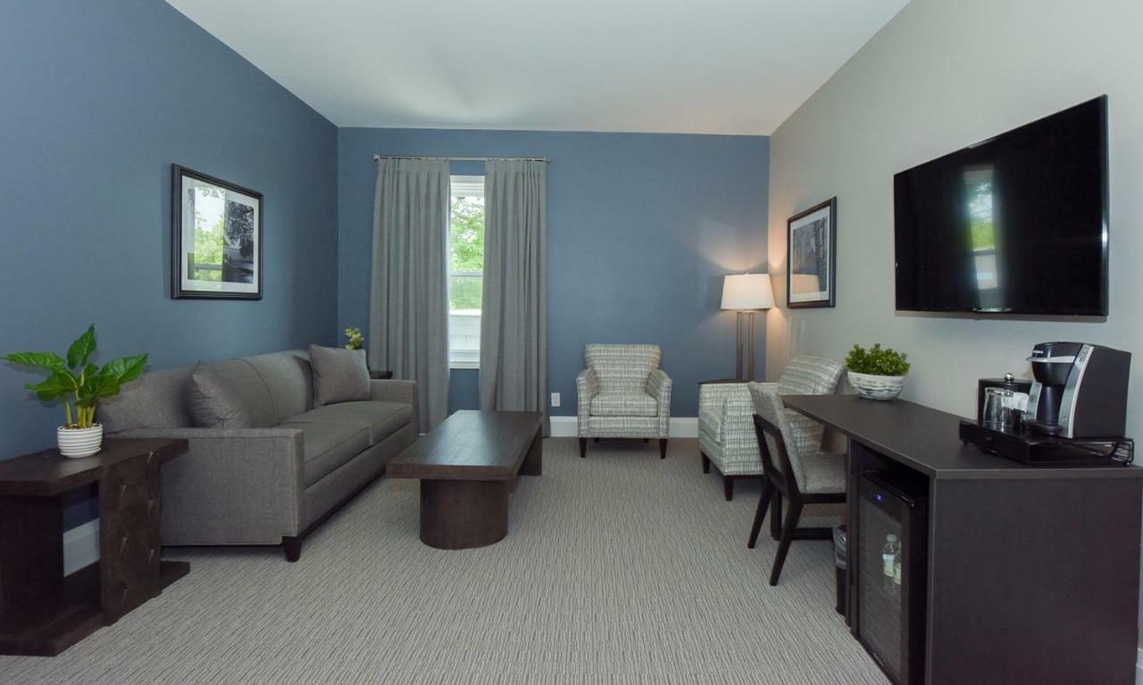 124 On Queen Hotel & Spa Niagara-on-the-Lake Kültér fotó A typical hotel room