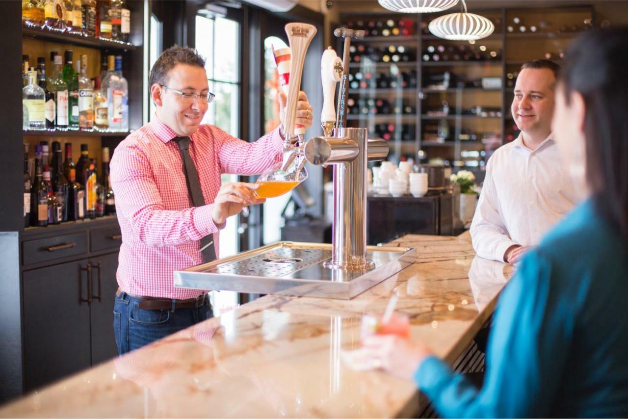 124 On Queen Hotel & Spa Niagara-on-the-Lake Kültér fotó A bartender serving beer