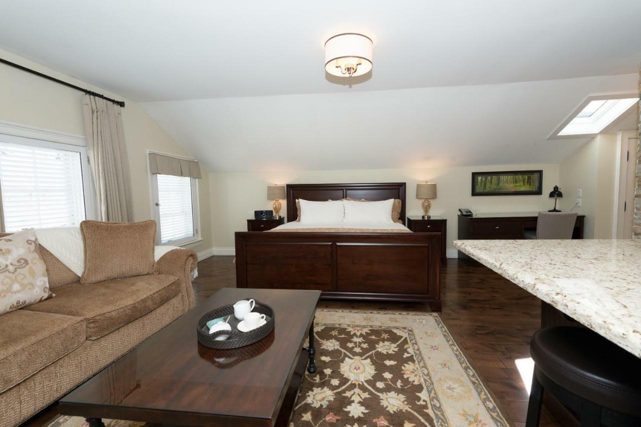 124 On Queen Hotel & Spa Niagara-on-the-Lake Kültér fotó A bedroom in a typical apartment