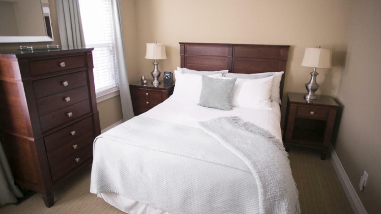124 On Queen Hotel & Spa Niagara-on-the-Lake Kültér fotó A bedroom