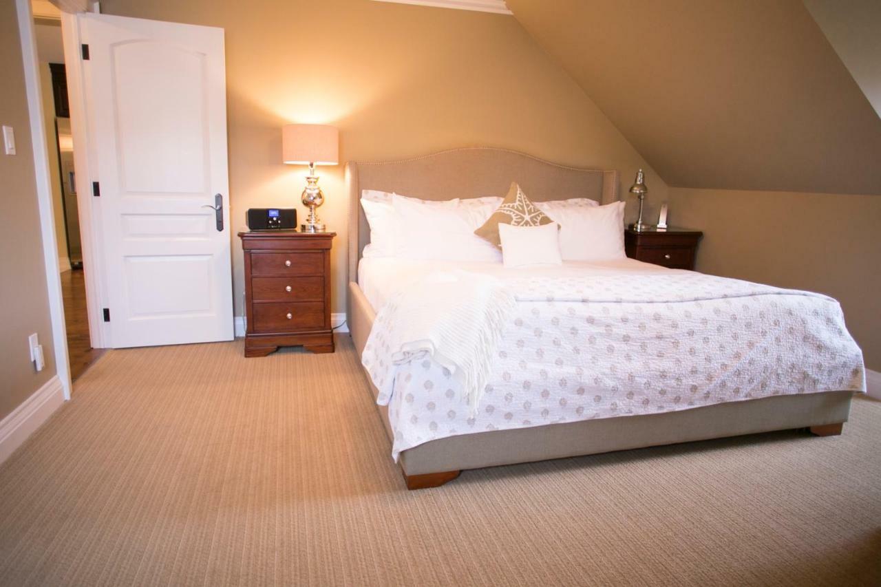 124 On Queen Hotel & Spa Niagara-on-the-Lake Kültér fotó A bedroom at the Inn at the Opera House