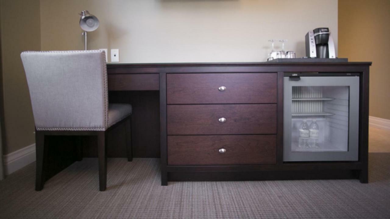 124 On Queen Hotel & Spa Niagara-on-the-Lake Kültér fotó A mini-refrigerator in a hotel room