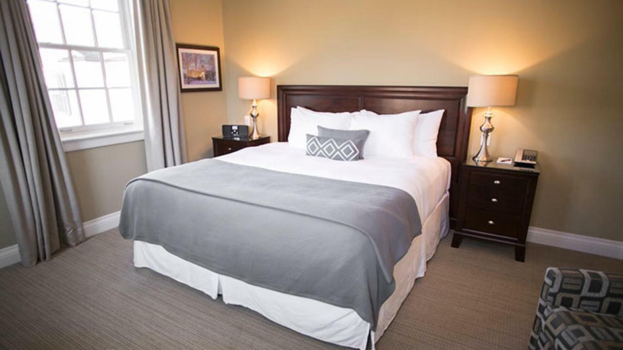 124 On Queen Hotel & Spa Niagara-on-the-Lake Kültér fotó A guest room at the Inn at St. John's