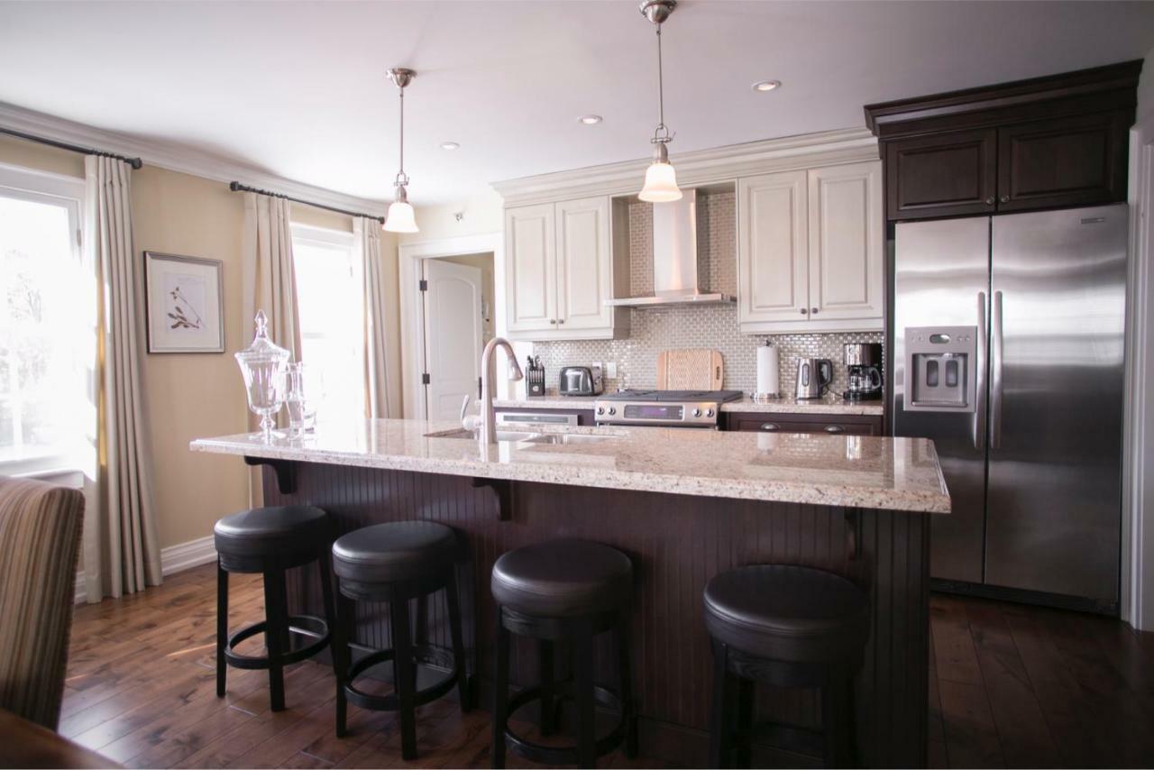 124 On Queen Hotel & Spa Niagara-on-the-Lake Kültér fotó A kitchen with a granite island
