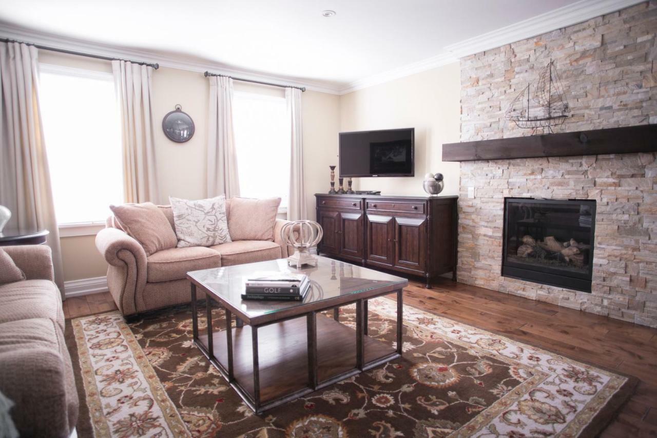 124 On Queen Hotel & Spa Niagara-on-the-Lake Kültér fotó A living room with a fireplace