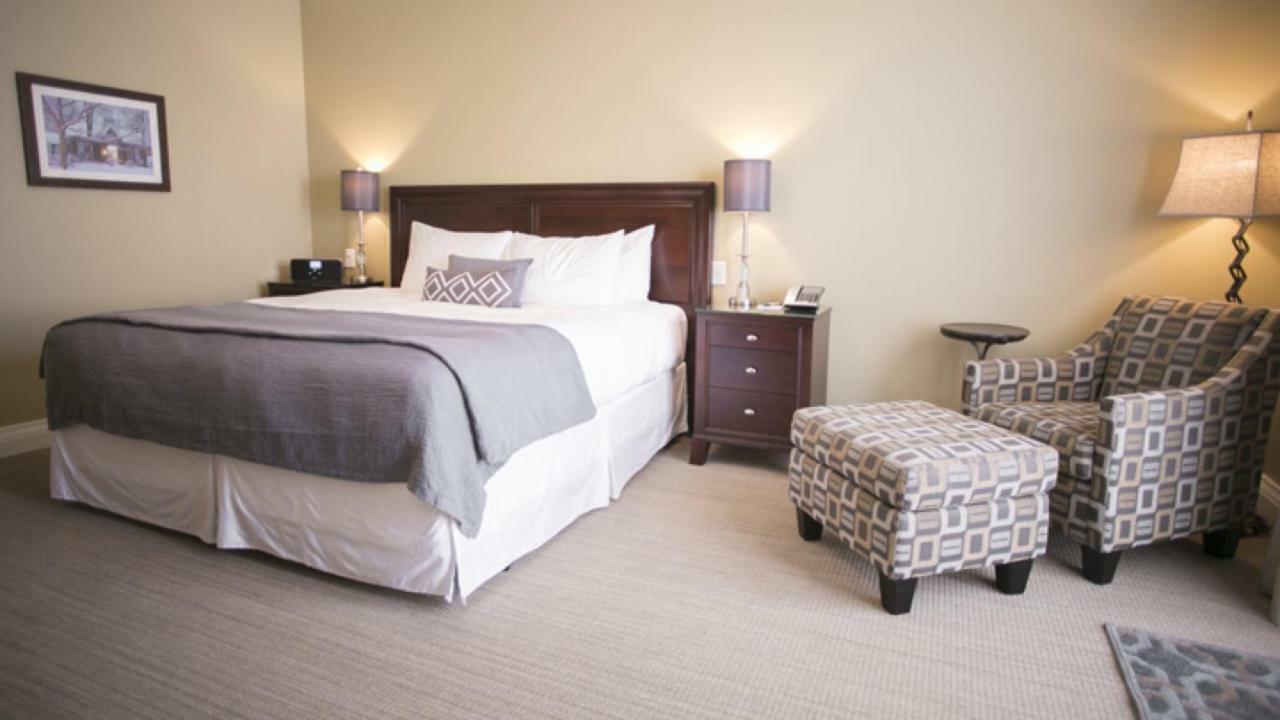 124 On Queen Hotel & Spa Niagara-on-the-Lake Kültér fotó A guest room at the Inn at Laurel Point