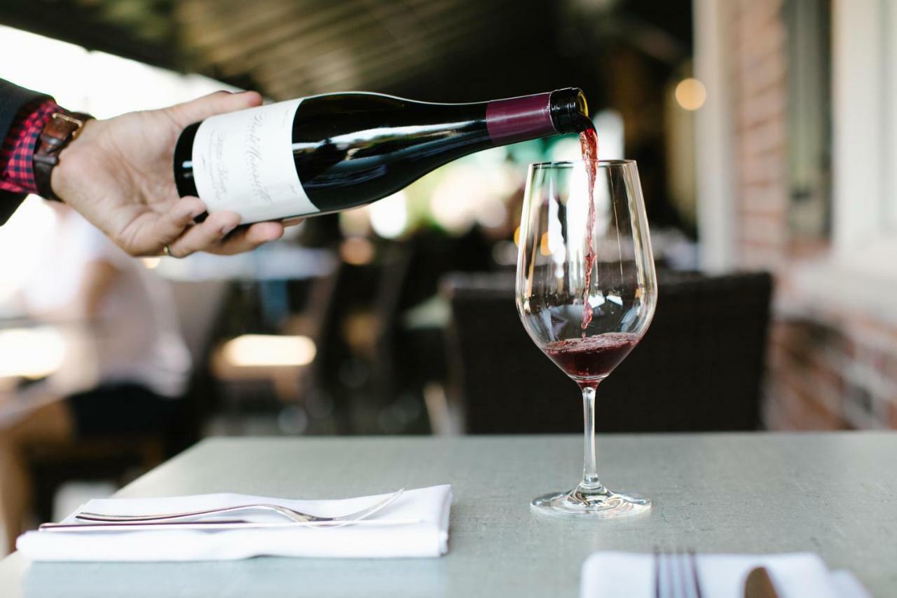 124 On Queen Hotel & Spa Niagara-on-the-Lake Kültér fotó Wine being poured